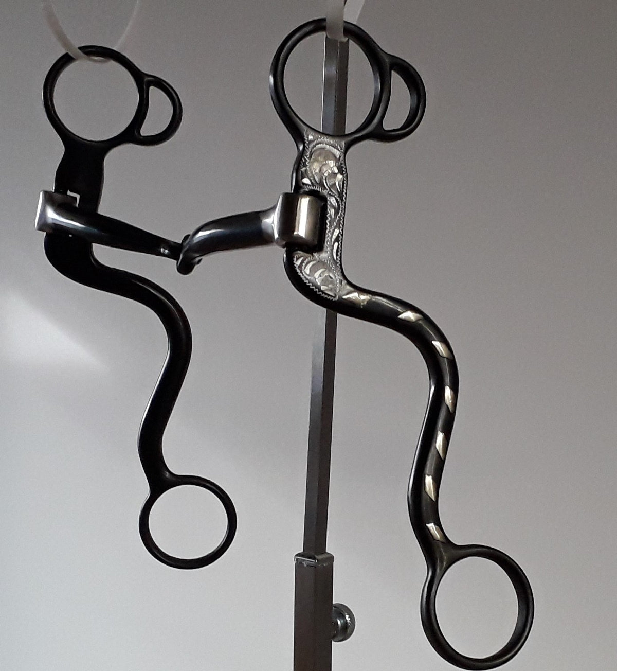 Zwart steel shank snaffle