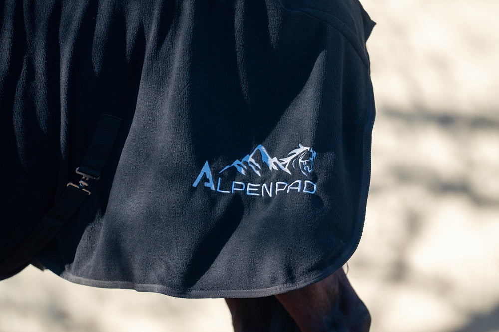AlpenPad – Fleece Horsecooler / fleecedeken met halsstuk zwart