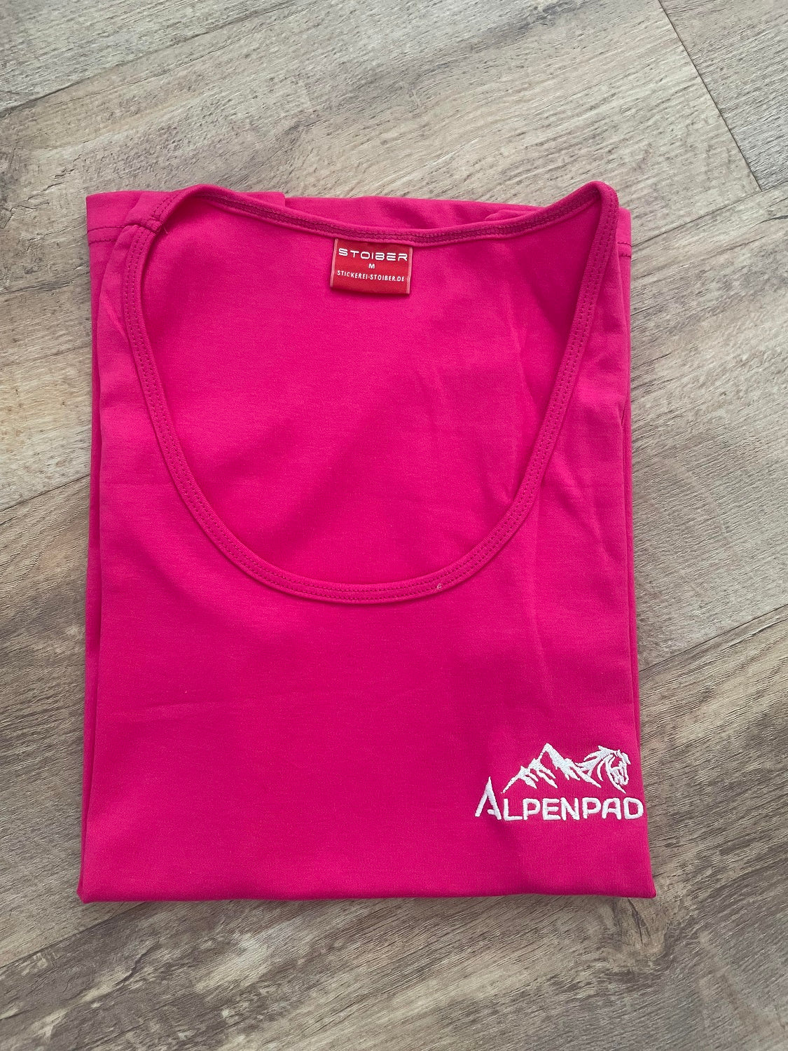 AlpenPad – Geborduurd Baumwoll Top – Pink