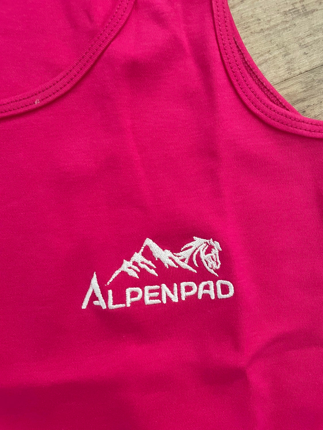 AlpenPad – Geborduurd Baumwoll Top – Pink