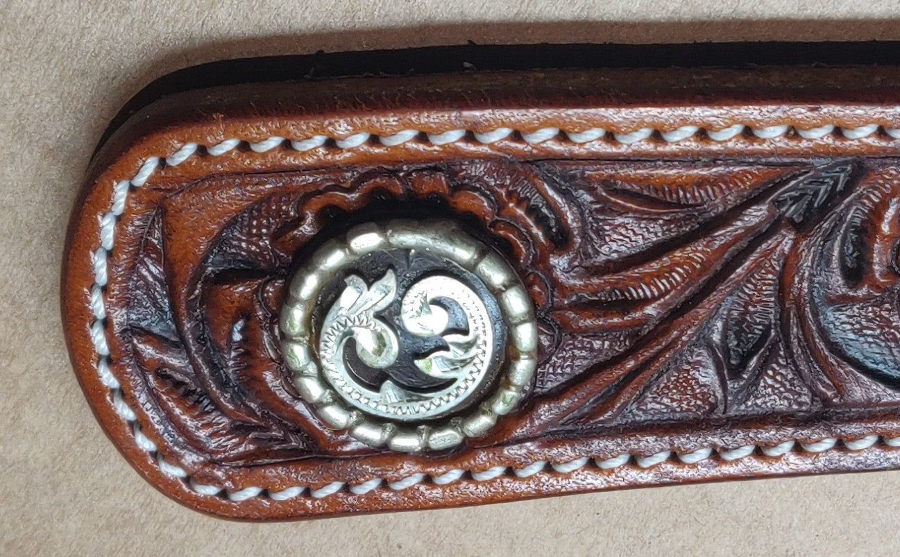 Bruin staal concho met zilver engravement