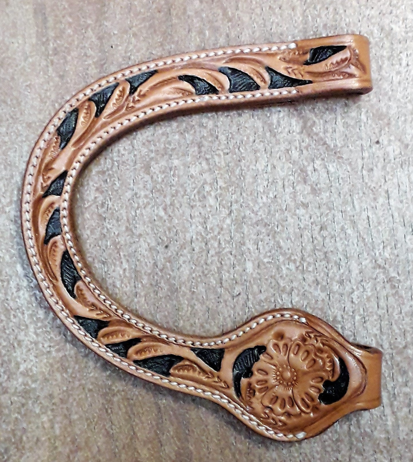 Earpiece met flower tooling