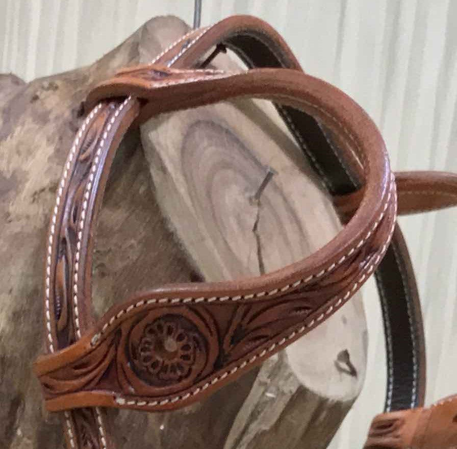 Earpiece met hole for concho