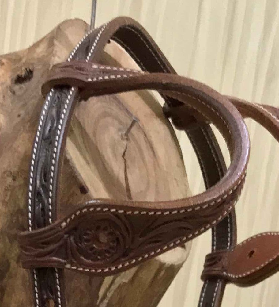 Earpiece met hole for concho