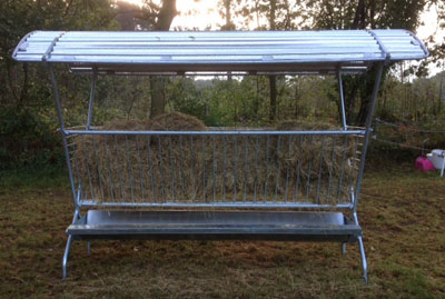 Hay feeder met roof