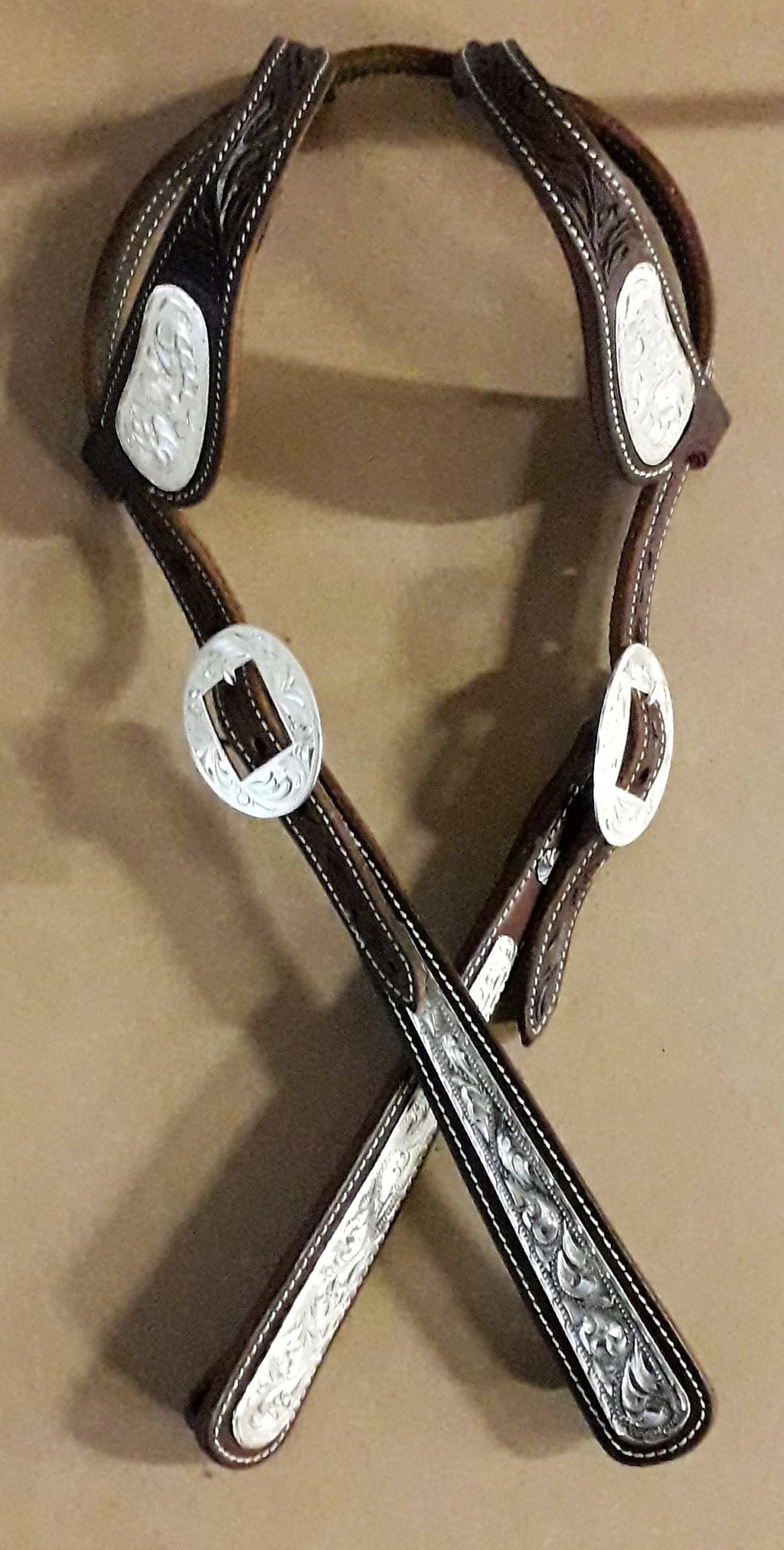 CLICK HERE to see some examples of hoofdstels met zilver and “bling” !!