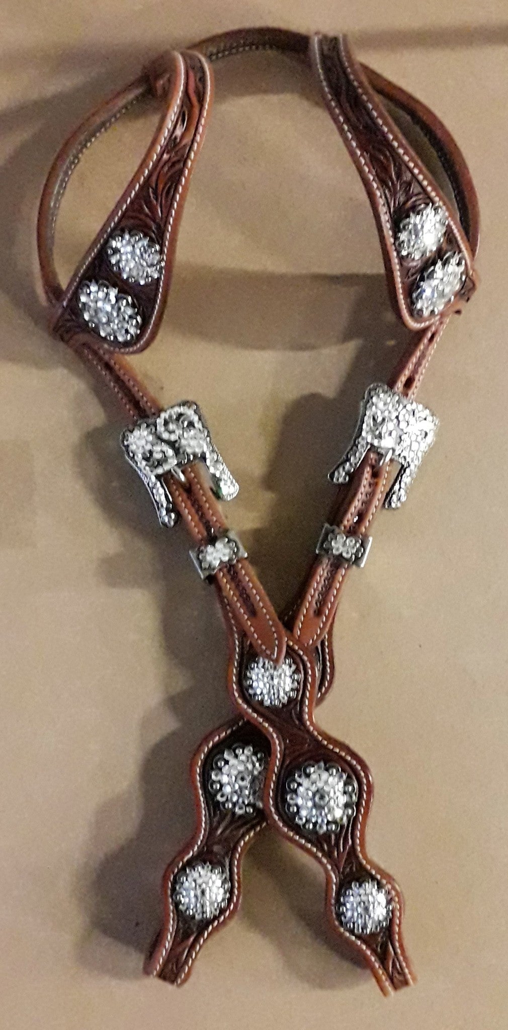 CLICK HERE to see some examples of hoofdstels met zilver and “bling” !!
