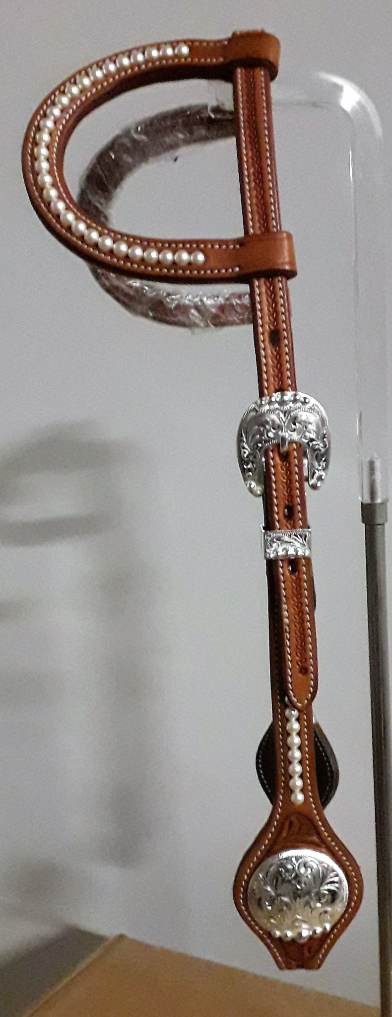 CLICK HERE to see some examples of hoofdstels met zilver and “bling” !!