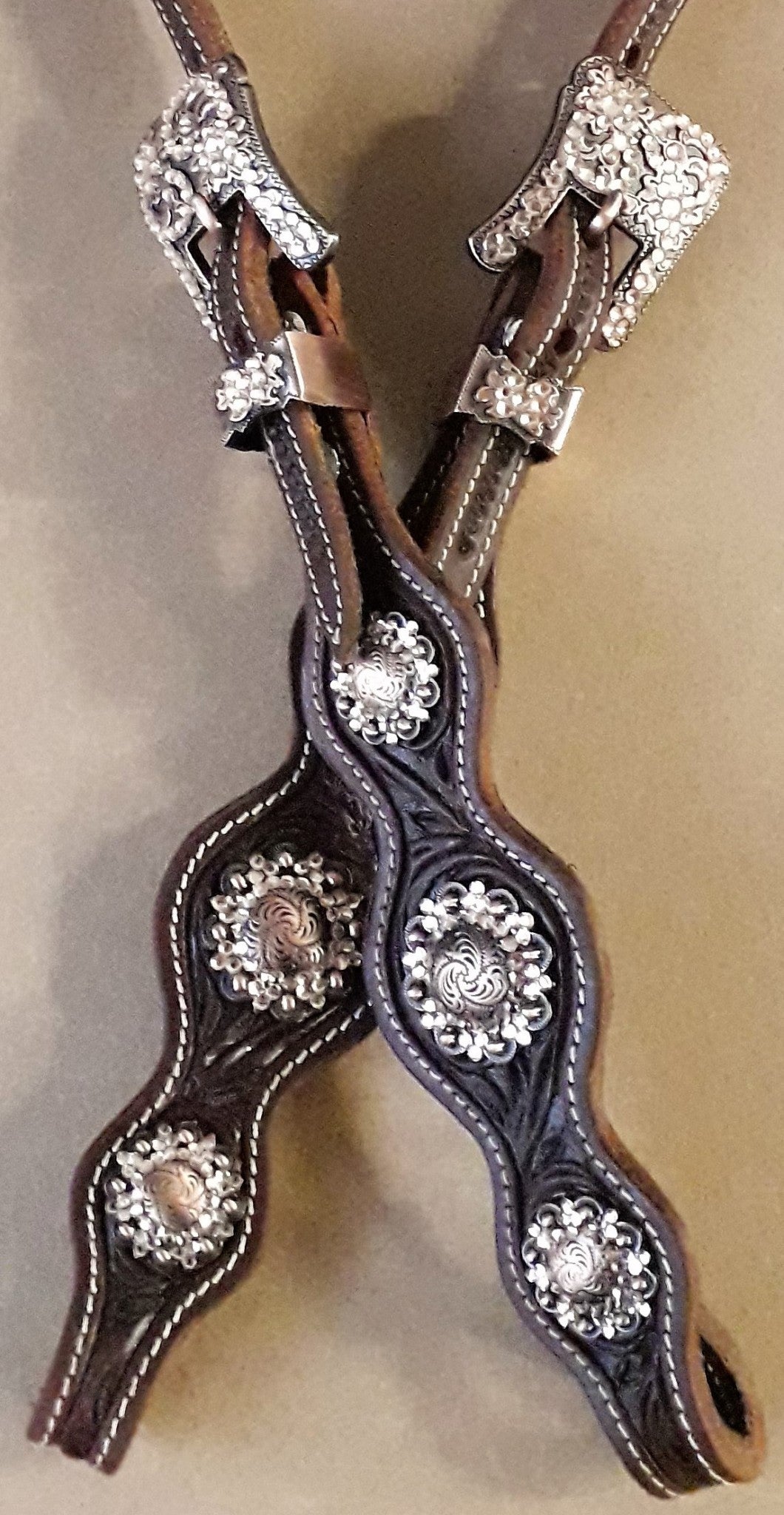 CLICK HERE to see some examples of hoofdstels met zilver and “bling” !!