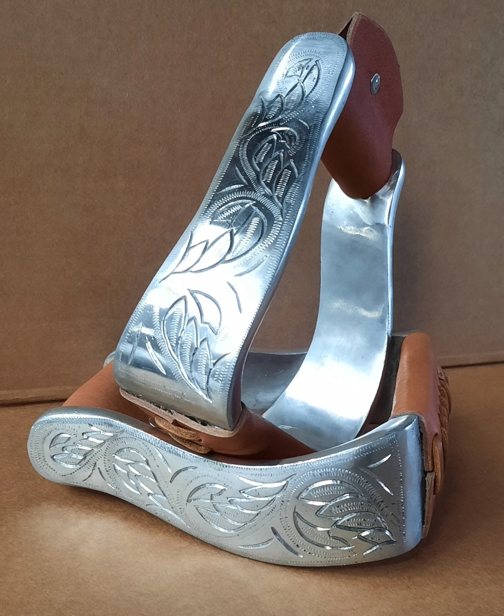 Engraved aluminum curved stijgbeugels