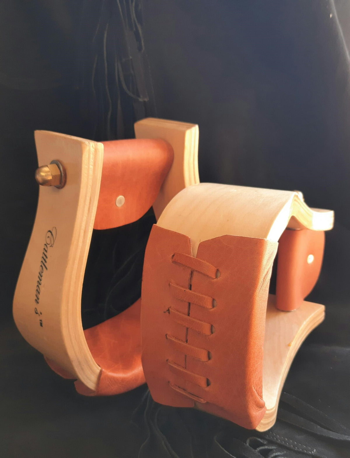 Wooden stijgbeugels met CATTLEMANS logo